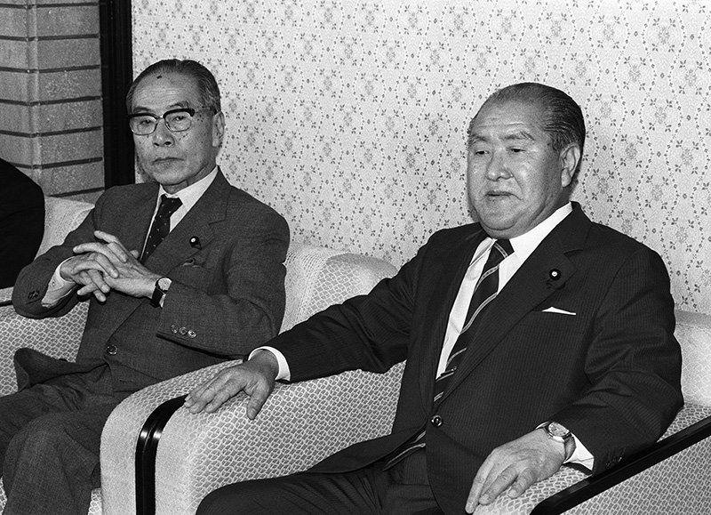 Le Premier ministre japonais Suzuki Zenkô et le ministre d’Éducation Ogawa Heiji, lors de la concertation sur le problème des manuels scolaires (5 Août 1982, à la résidence officielle du Premier ministre à Tokyo. photo : Jiji Press)
