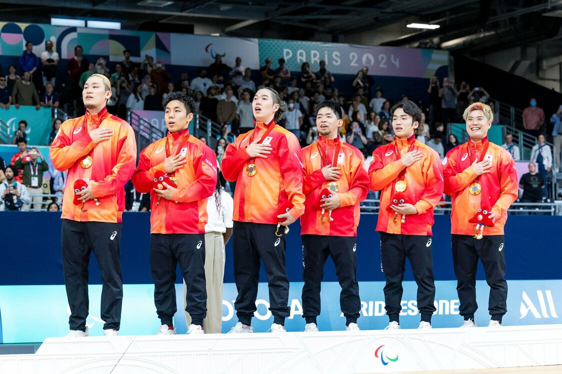 Equipo de golbol masculino de Japón que participó en los Juegos Paralímpicos de París. En la fotografía se los observa cantando el himno nacional durante la entrega de la medalla de oro. Fotografía de Ochi Takao.