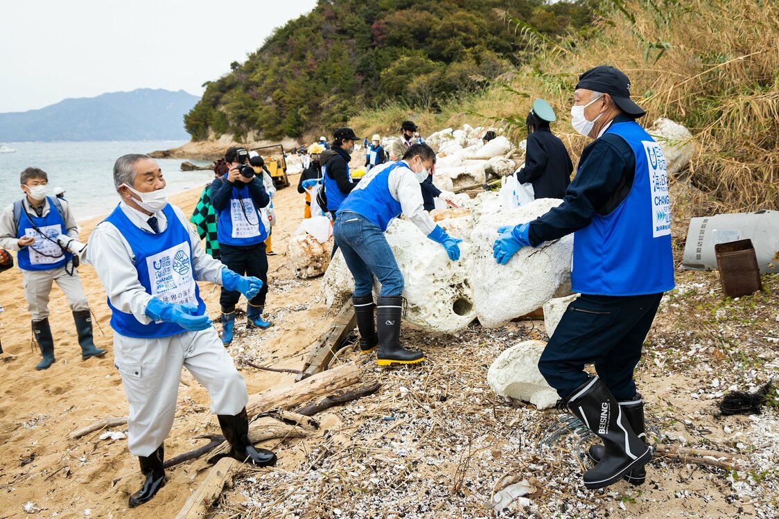 笹川会長からフロートごみを受け取る入山市長