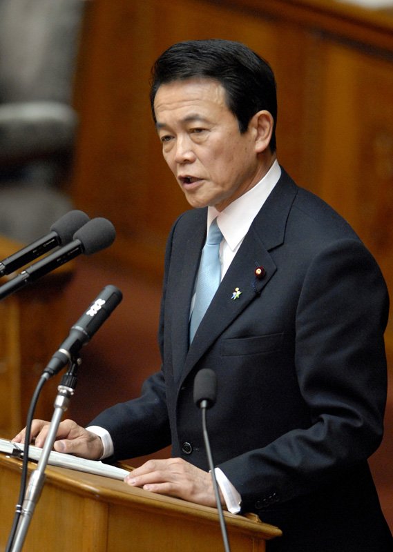 国会で外交方針を演説する麻生太郎外相。