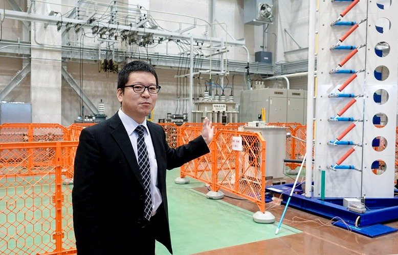 音羽電機技術部長圓山武志介紹該公司的耐雷測試裝置（筆者攝影）