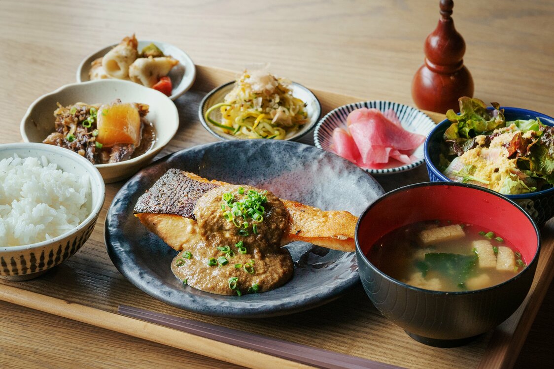 地元の旬の食材を取り入れた「WITH御膳」。ランチ午前11時〜午後2時30分