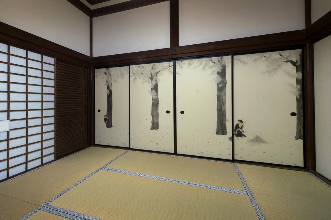 余白を生かした構図だが、突きつけられる感覚がある
