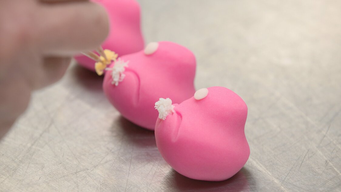 Les artisans hautement qualifiés dans la confection de patisseries japonaises sont attentifs au moindre détail, affairés à la réalisation des jônamagashi.