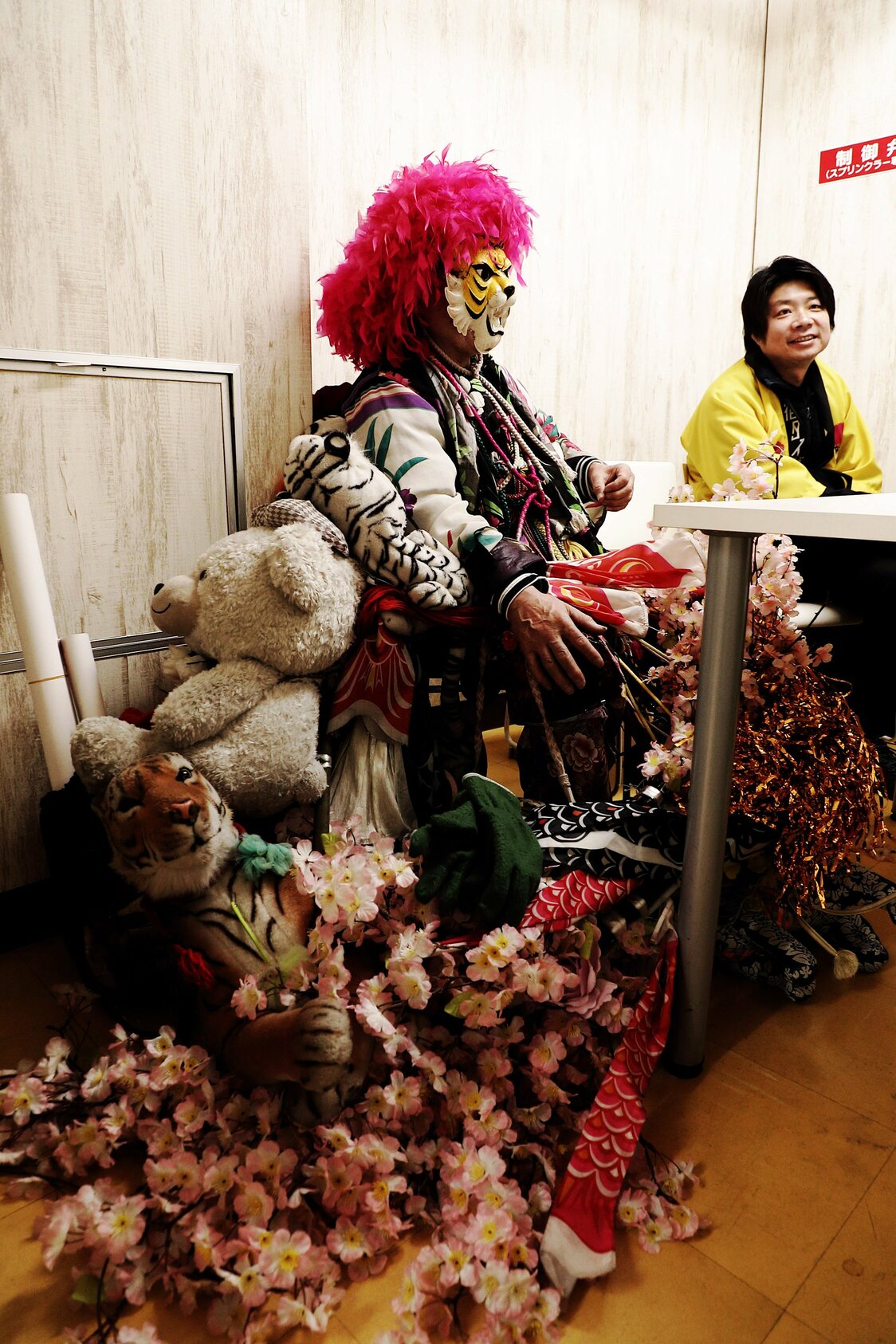 El traje, hecho a mano, y la “familia” de Shinjuku Tiger.