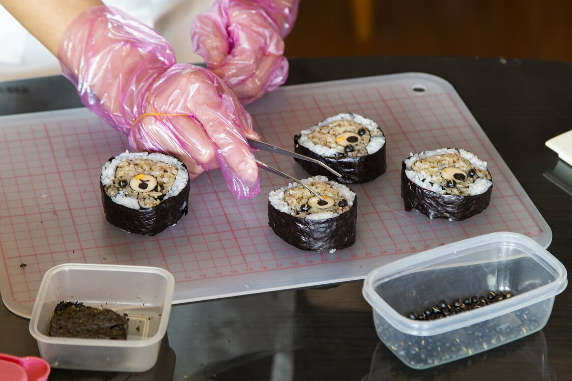 黒千石大豆の目を置いた後、小さくカットしたノリで口と鼻を作る