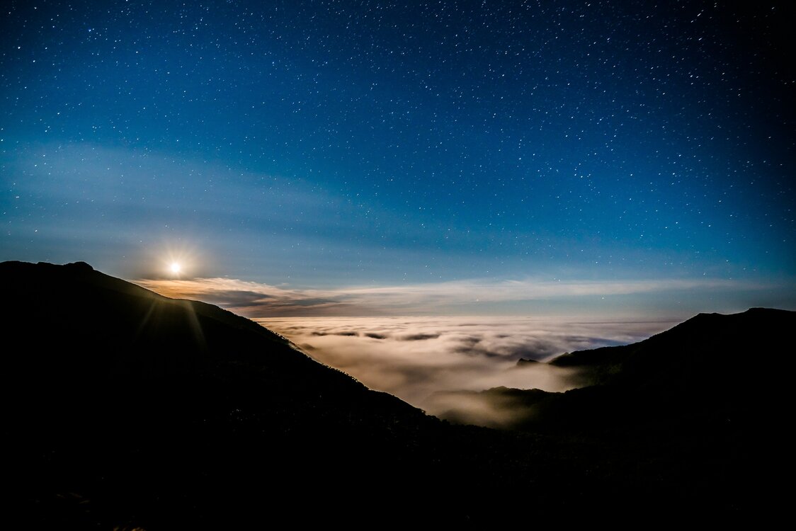 月明かりに照らされた雲海と星空