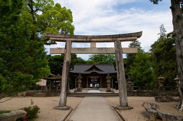 El santuario de Matsue, lugar donde se encontraron en 2012 los tableros para ofrendas. Está situado entre el Kōunkaku y el edificio principal del castillo.