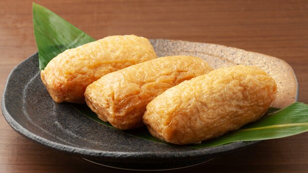 Inarizushi cilíndrico, típico del este de Japón. (Pixta)