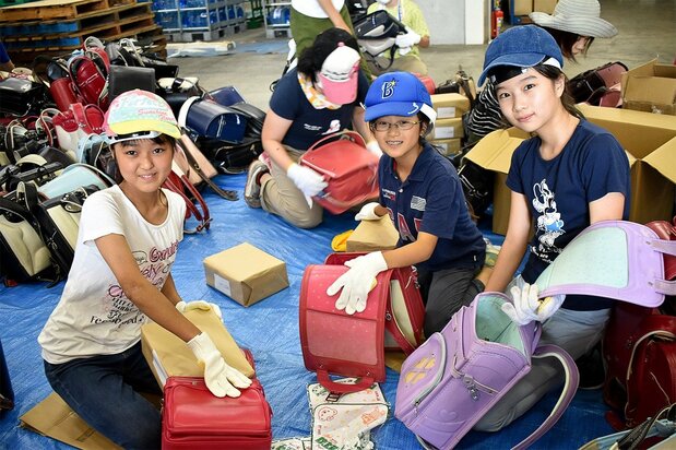 ボランティアに来た子供たち。左から昊さん(13歳)、美玲さん(11歳)、洋香さん(12歳)