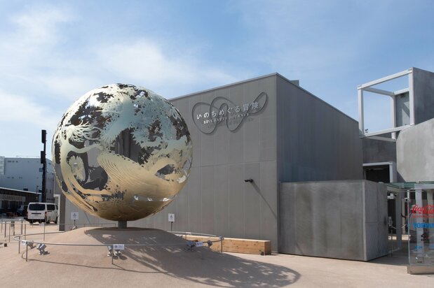 The Sphere of Life outside the pavilion is covered with gold recovered from computers and mobile phones. (© Nippon.com)