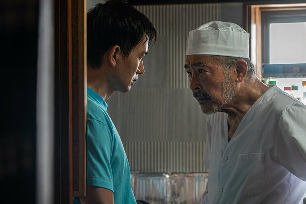 『コンプリシティ／優しい共犯』。中国人の技能実習生チェン・リャンを演じるルー・ユーライ（左）と蕎麦職人・弘役の藤竜也　©2018 CREATPS / Mystigri Pictures