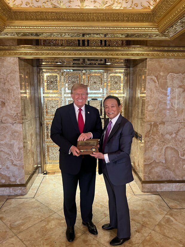 自民党副党首麻生太郎在美国纽约的特朗普大厦与美国前总统特朗普举行会谈（特朗普团队提供，时事社）