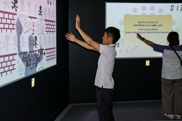 A unique way to control a game. (© Nippon.com)