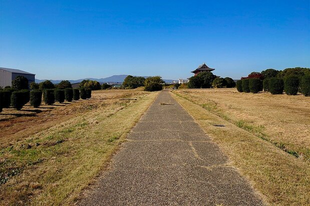 化作荒野的平城宫遗址(笔者摄影)