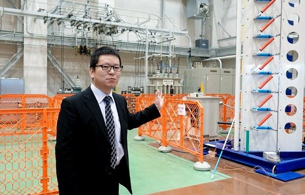 音羽電機技術部長圓山武志介紹該公司的耐雷測試裝置(筆者攝影)