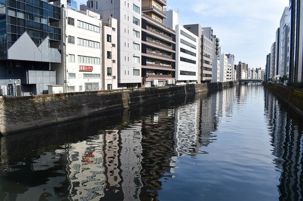 和泉橋から見た神田川。左側が神田佐久間町