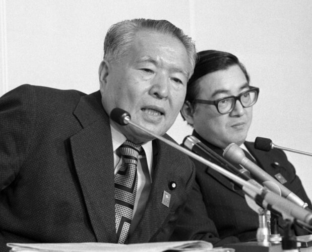 第15回共産党大会を終え、記者会見する宮本顕治委員長(左)と不破哲三書記局長=1980年3月1日、静岡県熱海市の伊豆学習会館(党学校)にて(共同)