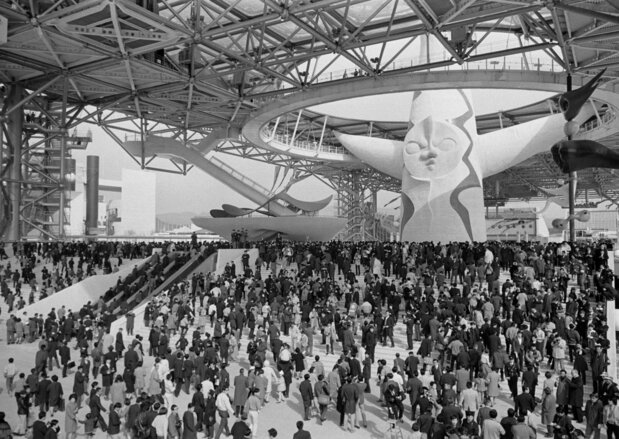 入場客でにぎわう日本万国博覧会の会場内と太陽の塔=1970年撮影(時事)