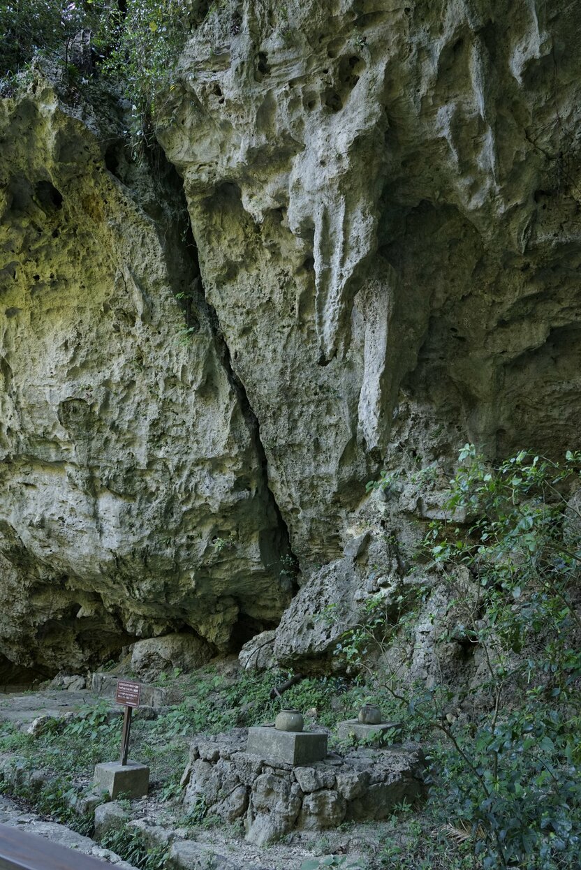 Frente a Sangūi, dos vasijas recogen el agua sagrada que gotea de sendas estalactitas. Estos recipientes se consideran sitios de rezo. Fotografía: Ōsaka Hiroshi.