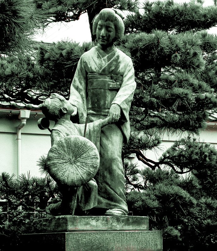 La statue que l’on voit ci-dessus représente Oyumi et sa fille Otsuru, les deux héroïnes de la pièce Keisei Awa no Naruto. Elle se trouve au théâtre de marionnettes Jûrobei de Tokushima.