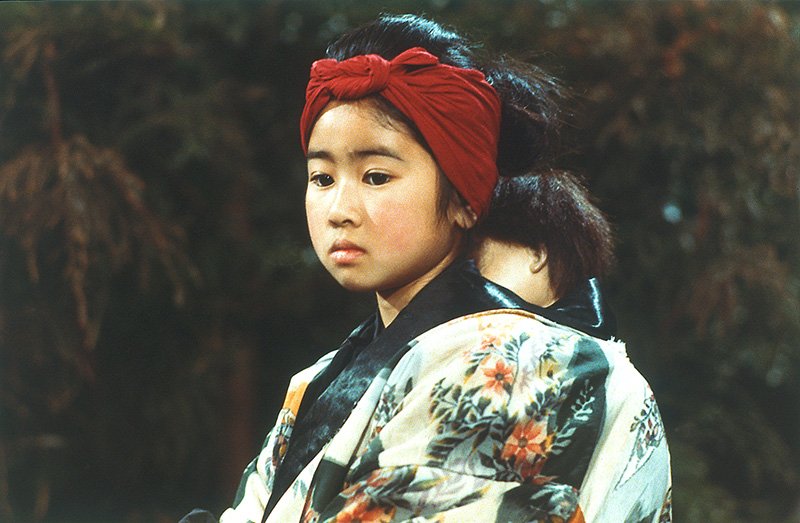 Kobayashi Ayako, en su papel de Oshin como niña (emitida en 1983). La serie cuenta la historia desde que Oshin nace en un pueblecito de Yamagata, la envían de aprendiz a los siete años y debe soportar muchas penalidades hasta lograr el éxito como empresaria (Imagen cortesía de la NHK)