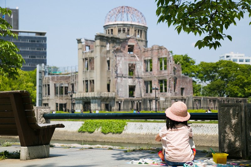 対岸で原爆ドームの写生をする女の子　(©草野清一郎)