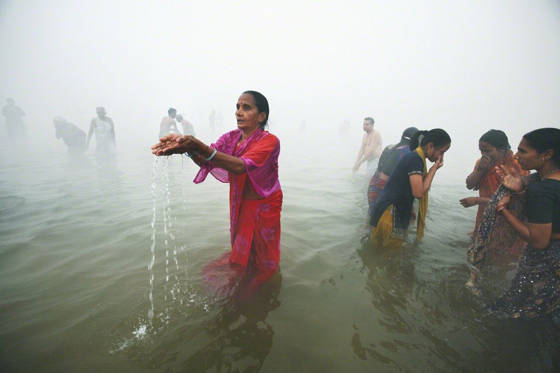 Des pèlerins se baignent dans le Gange lors de la Kumbh Mela, un grand festival hindou qui se tient sur la rivière sacrée. Photo prise en 2007 à Allahabad, lieu sacré du nord de l’Inde où se rencontrent les fleuves Gange et Jamuna. (Extrait de Ganges)