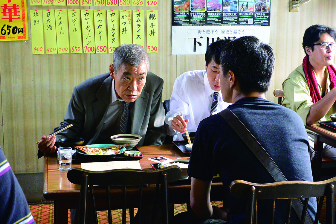 失踪担当の警部（柄本明）の下に事件を調べるジャーナリストの青柳（金山一彦）が訪ねてくる　©「空蝉の森」製作委員会　NBI