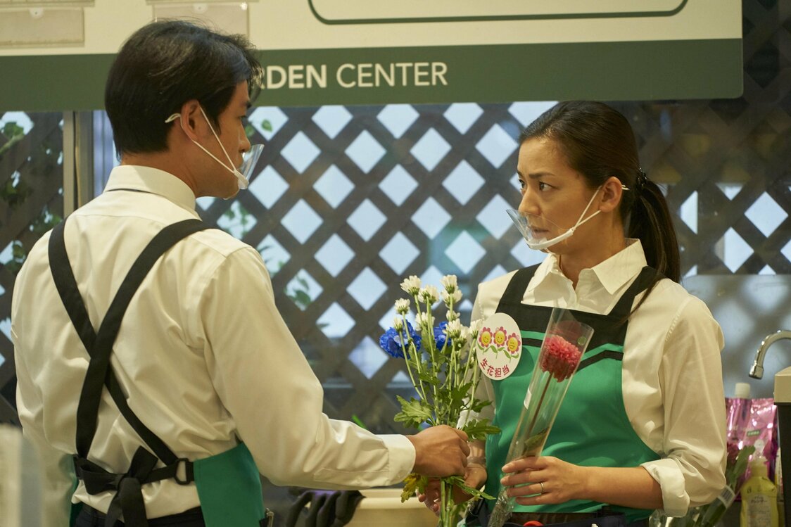 大型スーパーの花屋コーナーで働く良子　©2021『茜色に焼かれる』フィルムパートナーズ