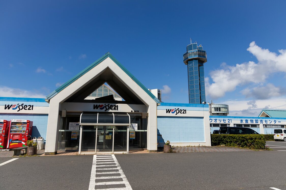 銚子ポートタワーに隣接するウオッセ21。館内には、海の幸が堪能できる料理店も入っている