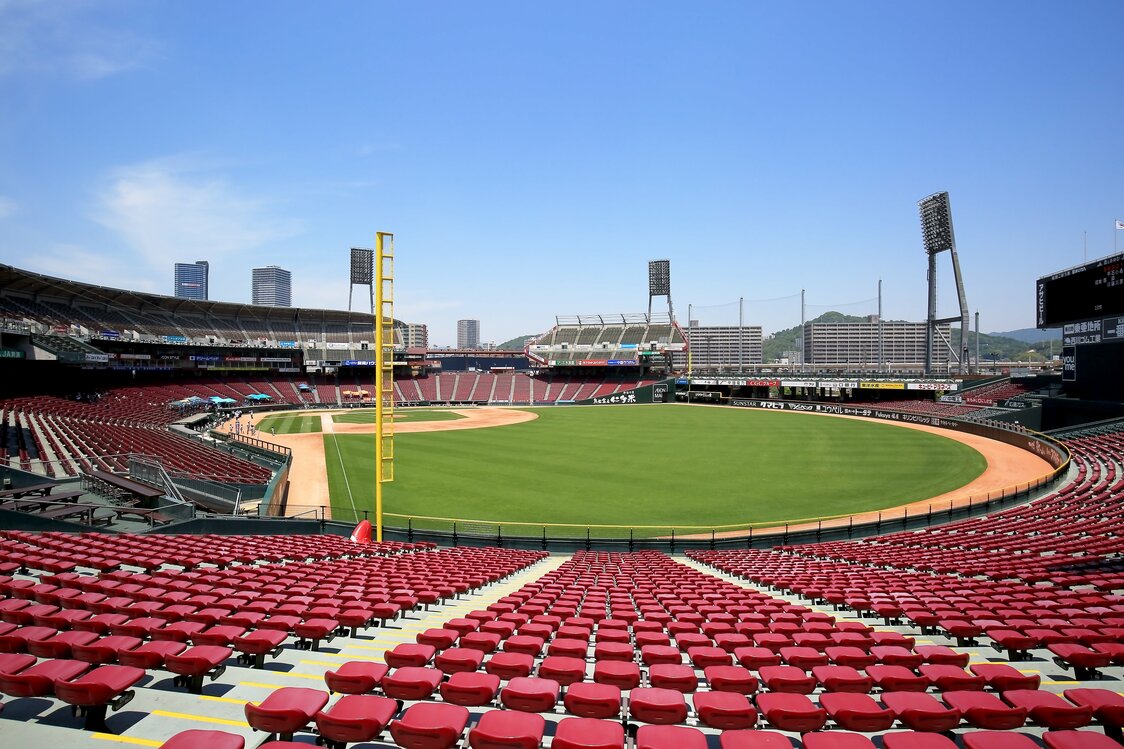 Le Mazda Zoom-Zoom Stadium, le stade de baseball à ciel ouvert air d’Hiroshima, est connu pour son vaste terrain asymétrique. (Pixta)