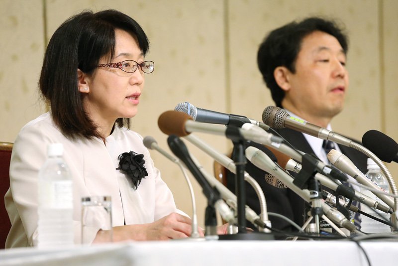 Руководитель исследовательского проекта НИИ RIKEN Такахаси Масаё (слева) и врач Института биомедицинских исследований и инноваций Куримото Ясуо на пресс-конференции в городе Кобэ по окончании первой в мире операции по пересадке тканей, полученных с применением iPS-клеток, 12 сентября 2014 г. (фото предоставлено Jiji Press).