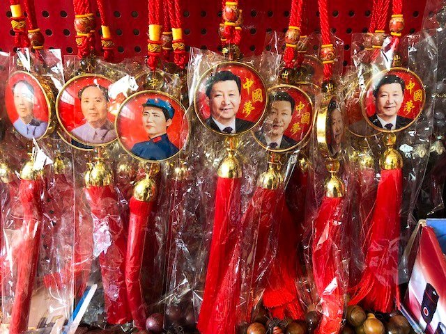 延安の土産物屋には毛沢東と習近平氏の肖像グッズが並ぶ＝2018年7月12日、筆者撮影