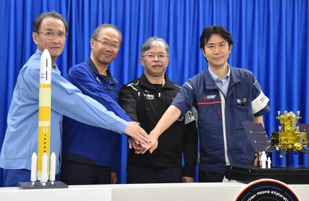 打ち上げ後の記者会見を終え、笑顔で撮影に応じるＪＡＸＡの有田誠Ｈ３プロジェクトマネジャー（左から２人目）と川勝康弘教授（同３人目）ら＝２０日午前、鹿児島県・種子島宇宙センター