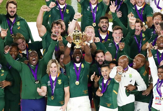 South Africa captain Siya Kolisi lifts the Webb Ellis Cup after South Africa wins the Rugby World Cup at International Stadium Yokohama on November 2, 2019. (© Jiji)