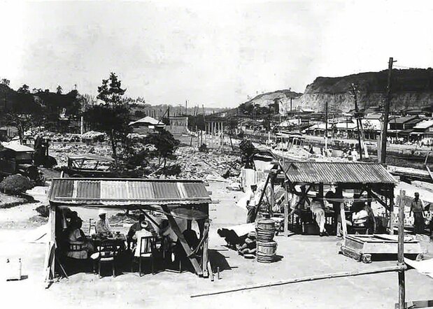 Quartier général de la sécurité construit avec les moyens de fortune. On peut apercevoir un tramway déraillé à l'arrière-plan.