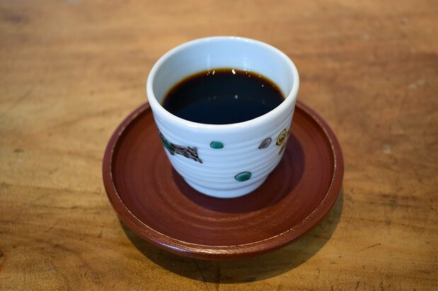 通常の倍以上25g豆を、コーヒーカップ3分の1のデミタス（50cc）に抽出するぜいたくな一杯
