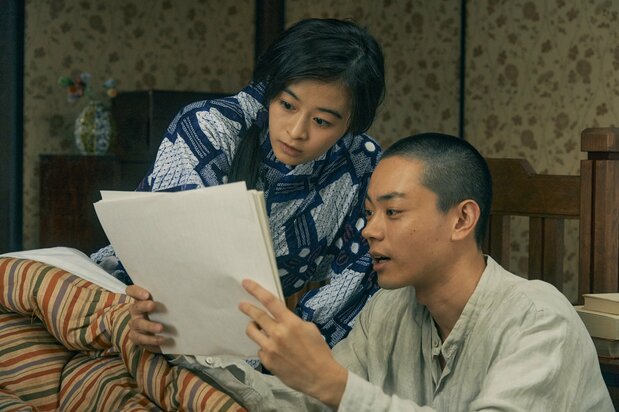 病床の妹に自作の物語を読み聞かせる賢治。賢治作品の音感の魅力が再発見できる ©2022「銀河鉄道の父」製作委員会