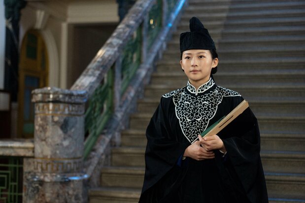 Tomoko (Itō Sairi) in a lawyer’s legal uniform in prewar Japan. Judges, prosecutors, lawyers, and court officials were all required to wear different uniforms in courtrooms. (Courtesy of NHK)