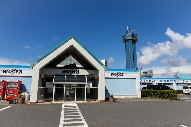 銚子ポートタワーに隣接するウオッセ21。館内には、海の幸が堪能できる料理店も入っている
