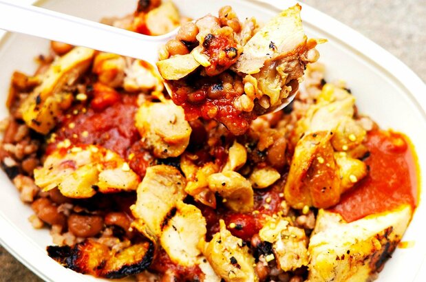 Benga, which means “beans,” is served Burkina Faso-style. (© Kumazaki Takashi)