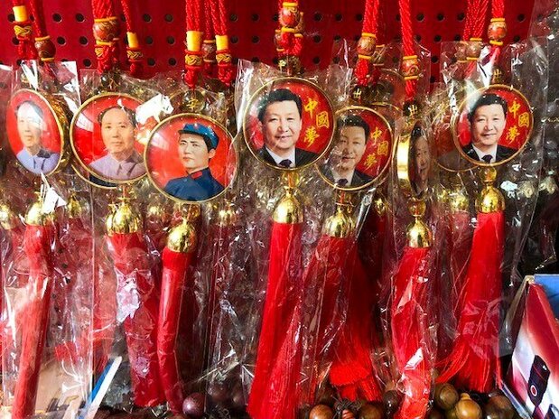 延安の土産物屋には毛沢東と習近平氏の肖像グッズが並ぶ=2018年7月12日、筆者撮影