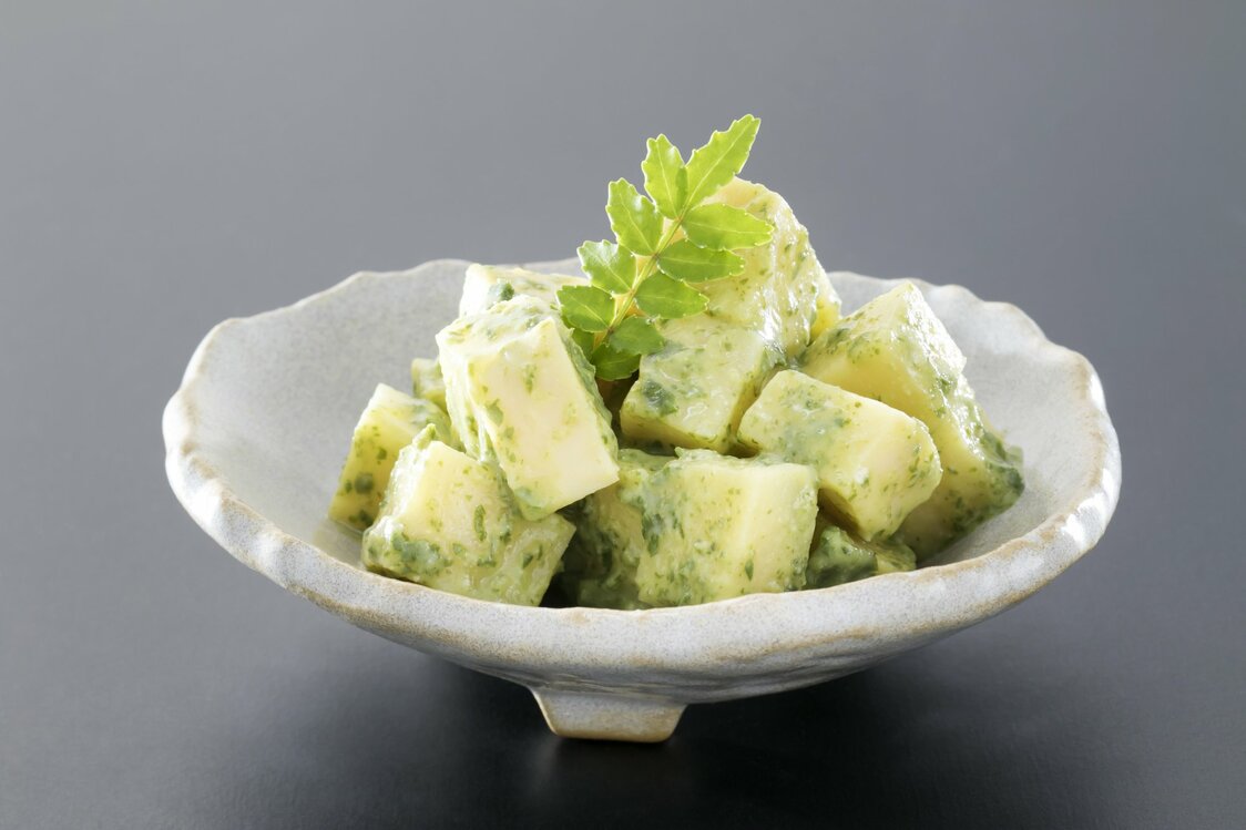 Brotes jóvenes de bambú recolectados prematuramente aliñados con una salsa densa de miso y brotes de pimienta japonesa molidos. Este plato se llama ki no meae. (© PIXTA)