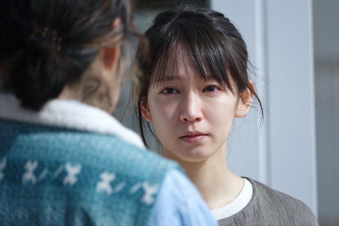 Yoshioka Riho interpreta el papel de Kotone, la esposa que está desilusionada con Tasuku. ©2020, Comité de Producción de Nakuko wa ineega.