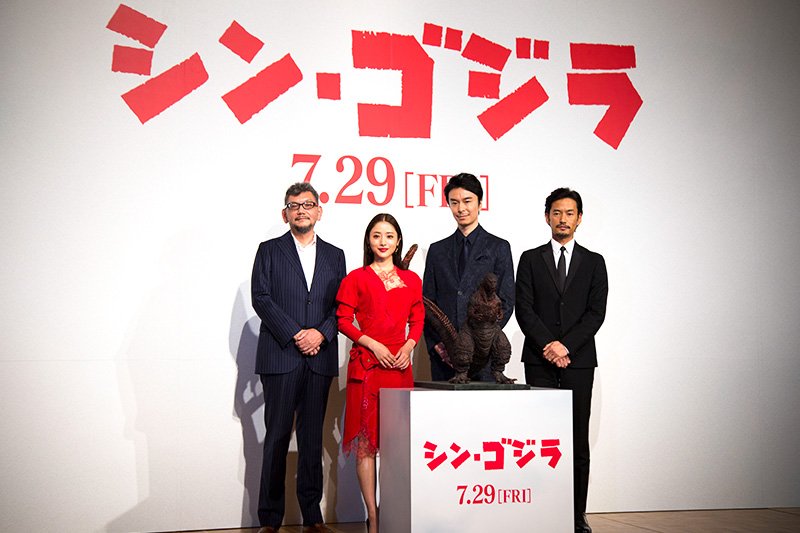 De gauche à droite : le réalisateur général Anno Hideaki et ses principaux acteurs, Ishihara Satomi, Hasegawa Hiromi et Takenouchi Yutaka, lors de la conférence de presse à Tokyo, le 19 juillet 2006.