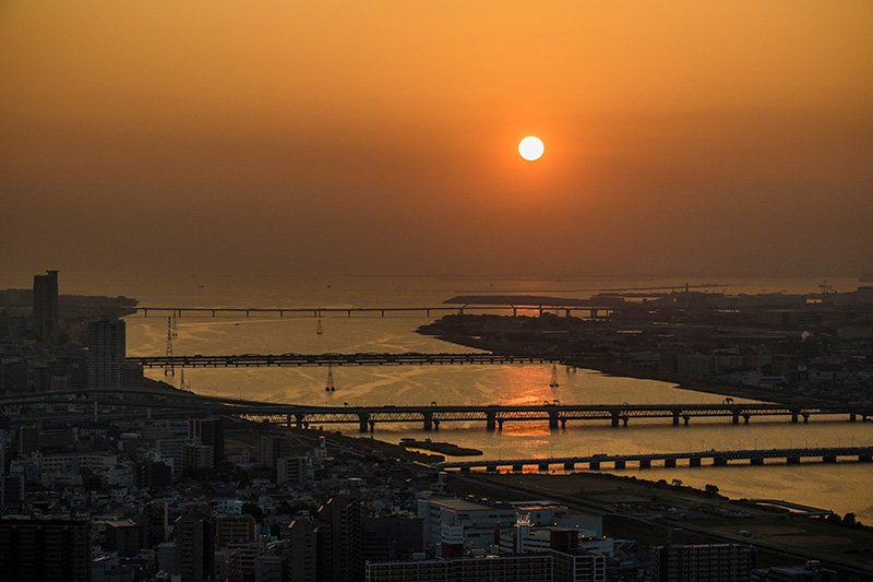 2月和10月，在万里无云的晴天，可以看到明石海峡大桥上的落日景色