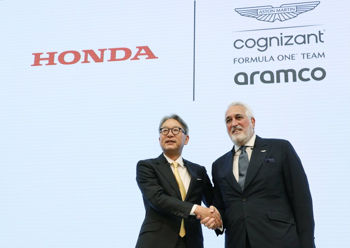 Honda President Mibe Toshihiro (left) shakes hands with Aston Martin F1 owner Lawrence Stroll in Tokyo on May 24, 2023. (© Jiji)