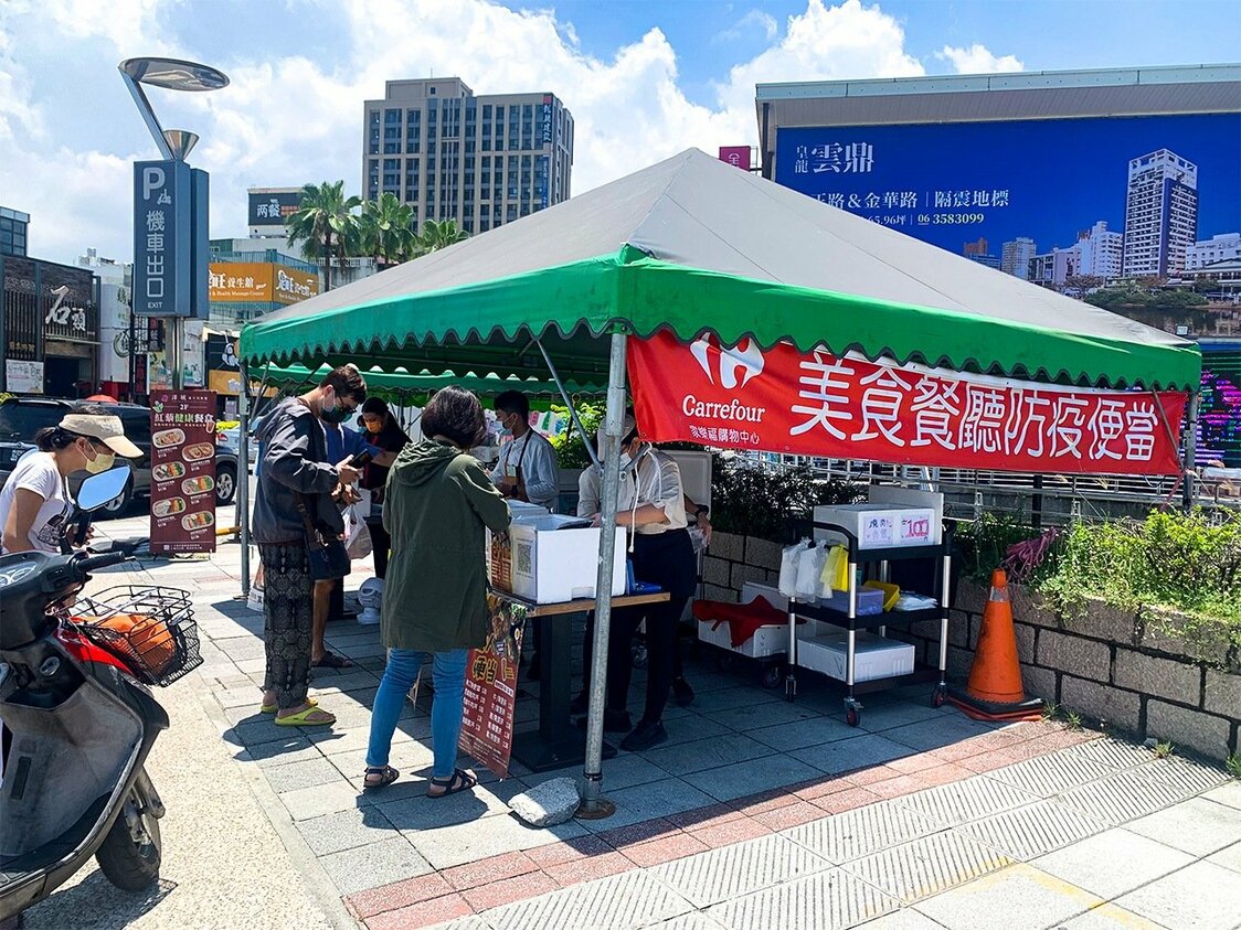 大手ショッピングモールのフードコートメニューを弁当として販売している（筆者撮影）