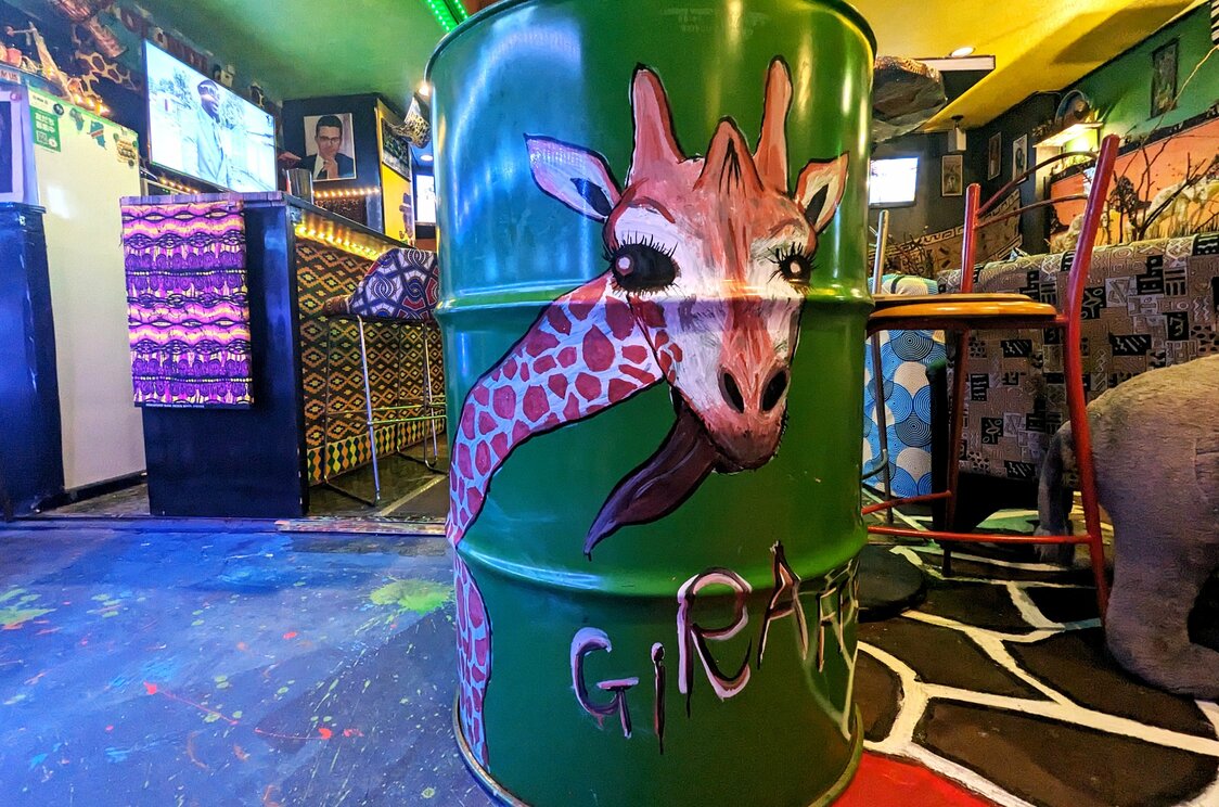ドラム缶の立体感を生かしたキリンも、もちろん舞さんの作品　写真：熊崎敬